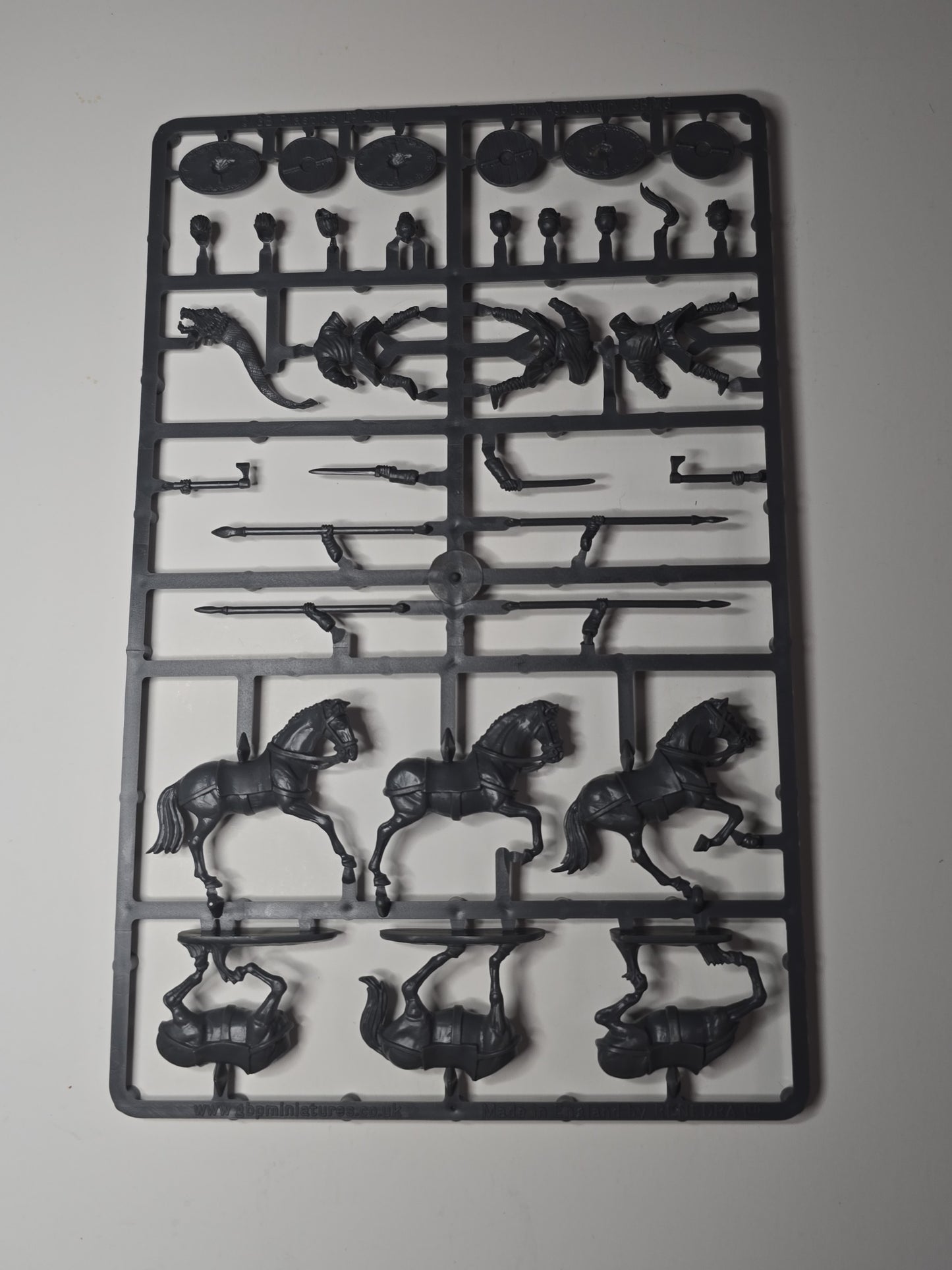 Dark Ages Cavalry ⏣ 3 figures ⏣ SAGA ⏣ Gripping Beast